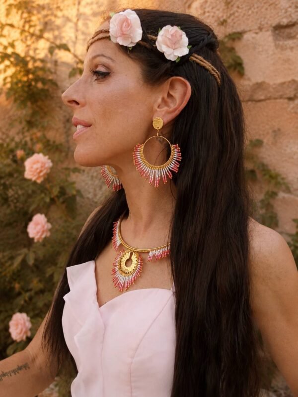 Boucles d’oreilles pendantes Mira Aurora portées de profil avec fleurs roses, bijou artisanal Valdyria en perles Miyuki
