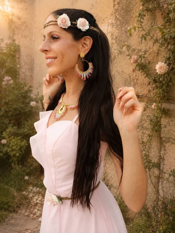 Les boucles d’oreilles pendantes Mira Aurora se portent comme un talisman d’aube, proche du visage et du souffle. Leur mouvement délicat accompagne la silhouette avec une élégance naturelle, tout en portant l’énergie des nouveaux départs. Fabriquées à la main en France avec des perles Miyuki, elles reflètent les valeurs Valdyria : artisanat français, slow fashion, design conscient et bijoux avec âme. Une création pensée pour soutenir la douceur du changement et la beauté du devenir.