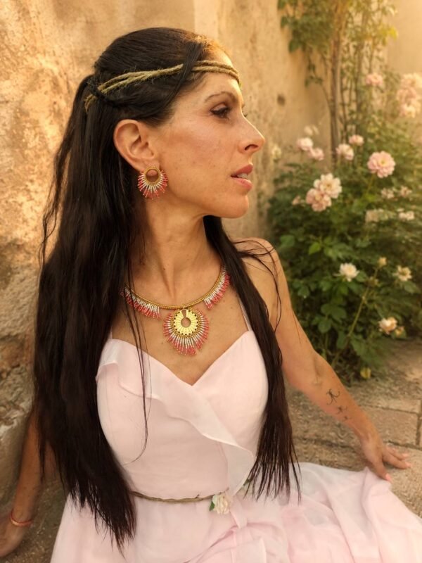 Collier majestueux Mira Aurora et élégance du matin Collier majestueux Mira Aurora porté avec robe claire dans un jardin ancien fleuri, bijou artisanal Valdyria inspiré de l’aube