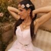 Collier majestueux Mira Aurora porté avec robe rose pâle et fleurs dans les cheveux, bijou fait main Valdyria dans une ambiance florale Collier majestueux Mira Aurora porté avec robe rose pâle et fleurs dans les cheveux, bijou fait main Valdyria dans une ambiance florale