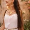 Collier majestueux Mira Aurora et beauté consciente Collier majestueux Mira Aurora porté en portrait avec robe rose pâle et jardin fleuri, bijou fait main en perles Miyuki