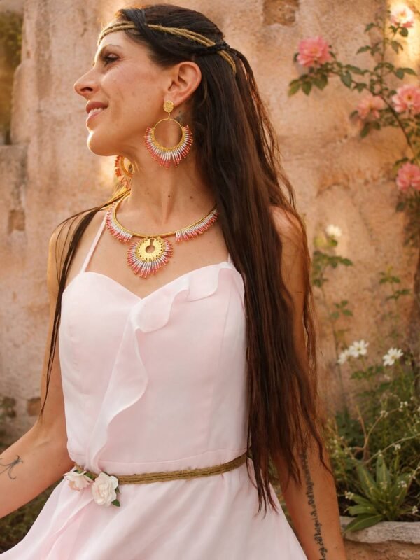 Collier majestueux Mira Aurora et beauté consciente Collier majestueux Mira Aurora porté en portrait avec robe rose pâle et jardin fleuri, bijou fait main en perles Miyuki
