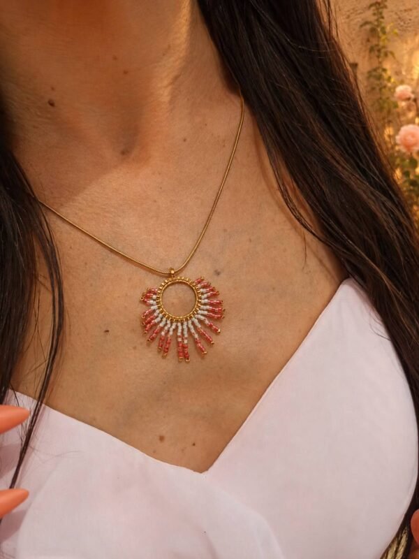 Collier à pendentif Mira Aurora et renaissance douce Collier à pendentif Mira Aurora porté sur robe claire en gros plan, bijou artisanal inspiré de l’aube et du renouveau