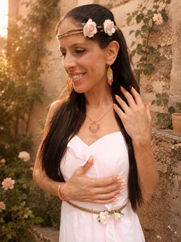 Collier à pendentif Mira Aurora et élégance du matin Collier à pendentif Mira Aurora porté avec robe blanche dans un jardin ancien fleuri, bijou fait main Valdyria au style poétique