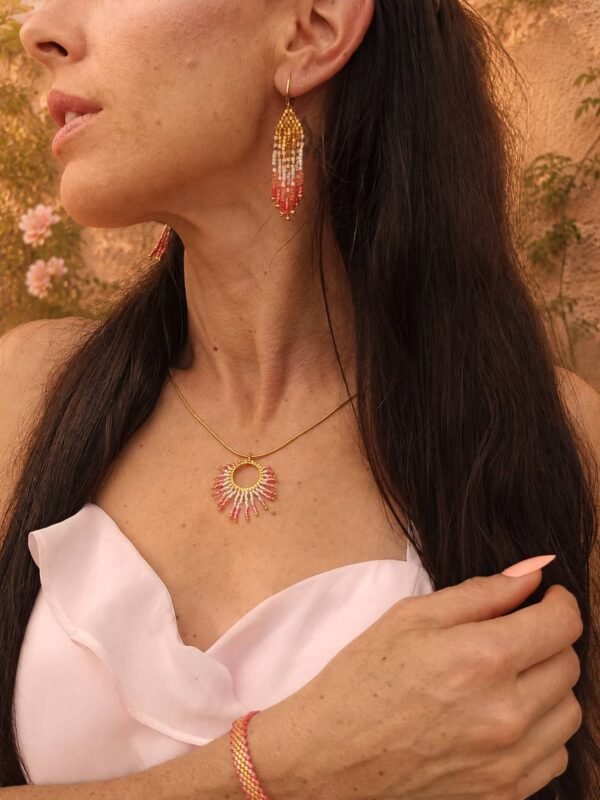 Mini boucles d’oreilles Mira Aurora et élégance du renouveau Mini boucles d’oreilles Mira Aurora portées avec collier assorti et robe rose pâle dans un jardin ancien lumineux