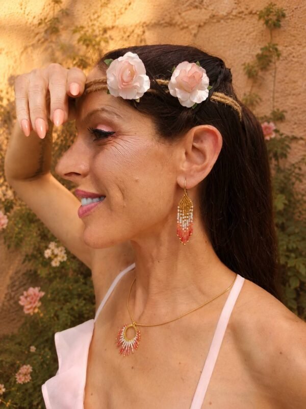 Mini boucles d’oreilles Mira Aurora et talisman d’aube Mini boucles d’oreilles Mira Aurora portées en portrait avec fleurs dans les cheveux et robe claire, bijou artisanal inspiré de l’aube