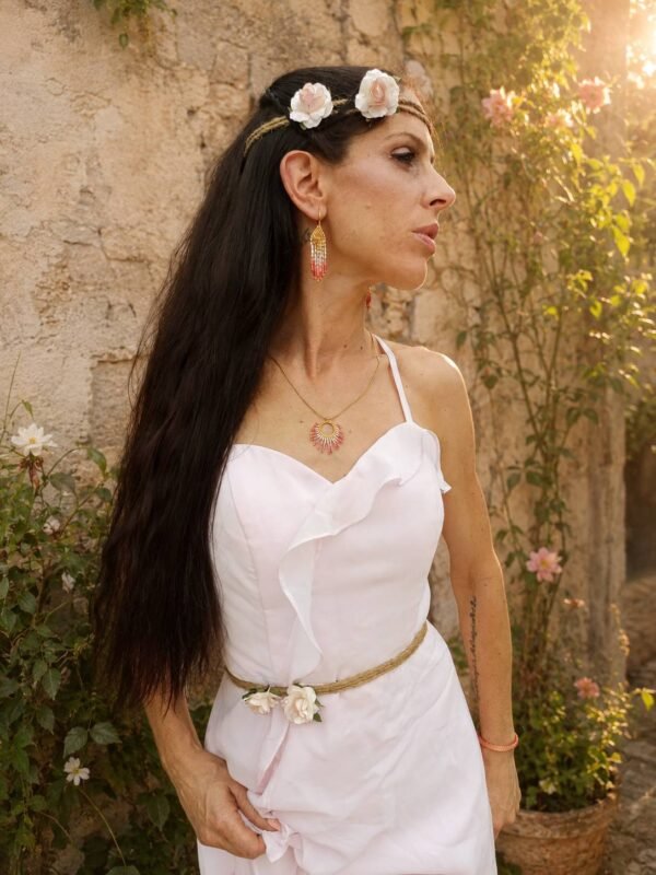 Mini boucles d’oreilles Mira Aurora et beauté consciente Mini boucles d’oreilles Mira Aurora portées avec robe blanche dans un jardin ancien fleuri, bijou fait main Valdyria