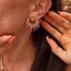 Petites boucles d’oreilles Mira Aurora et recommencement Petites boucles d’oreilles Mira Aurora en détail sur oreille avec perles Miyuki rose, corail et or pâle
