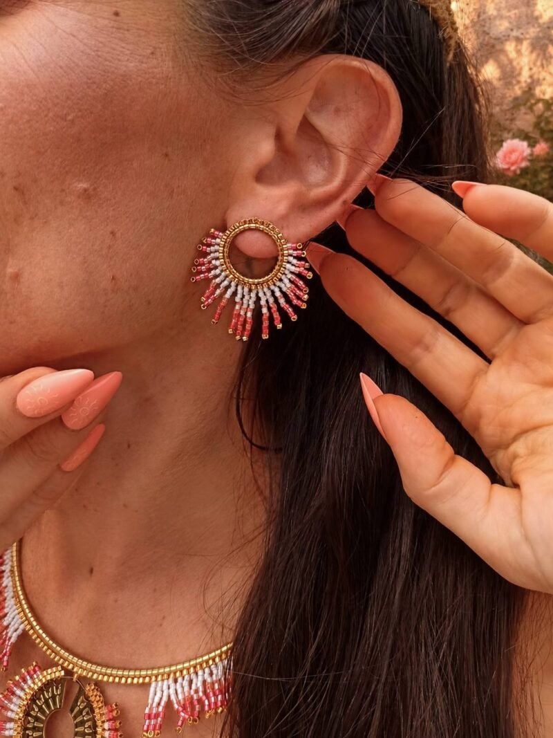 Petites boucles d’oreilles Mira Aurora et recommencement Petites boucles d’oreilles Mira Aurora en détail sur oreille avec perles Miyuki rose, corail et or pâle