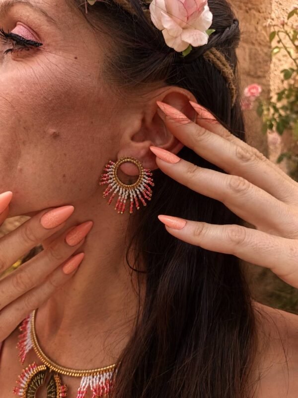 Petites boucles d’oreilles Mira Aurora et artisanat précieux Petites boucles d’oreilles Mira Aurora en gros plan porté avec fleurs dans les cheveux et perles Miyuki rose aurore