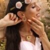 Petites boucles d’oreilles Mira Aurora et douceur du matin Petites boucles d’oreilles Mira Aurora portées en portrait fleuri avec robe rose, bijoux coordonnés et ambiance poétique
