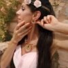 Petites boucles d’oreilles Mira Aurora et beauté consciente Petites boucles d’oreilles Mira Aurora portées près du visage avec fleurs roses, collier assorti et bijou fait main Valdyria