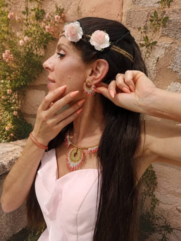 Petites boucles d’oreilles Mira Aurora et beauté consciente Petites boucles d’oreilles Mira Aurora portées près du visage avec fleurs roses, collier assorti et bijou fait main Valdyria