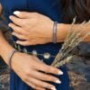 Bracelet Mira Obscura porté au poignet avec épis séchés, bijou en perles Miyuki bleu marine et or crépusculaire