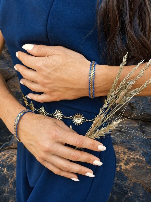 Bracelet Mira Obscura porté au poignet avec épis séchés, bijou en perles Miyuki bleu marine et or crépusculaire