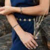 Bracelet Mira Obscura en gros plan sur le poignet, bijou femme fait main inspiré par la collection crépusculaire