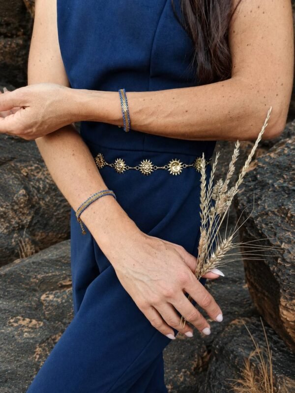 Bracelet Mira Obscura en gros plan sur le poignet, bijou femme fait main inspiré par la collection crépusculaire