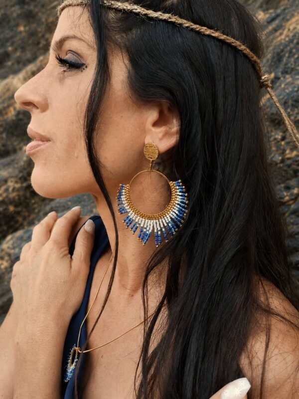 Boucles d’oreilles pendantes Mira Obscura et artisanat français Boucles d’oreilles pendantes Mira Obscura portées de profil, création artisanale française en perles Miyuki bleu indigo et or