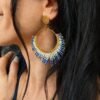 Boucles d’oreilles pendantes Mira Obscura et heure bleue Boucles d’oreilles pendantes Mira Obscura portées avec collier assorti, bijou de créateur inspiré par l’heure bleue