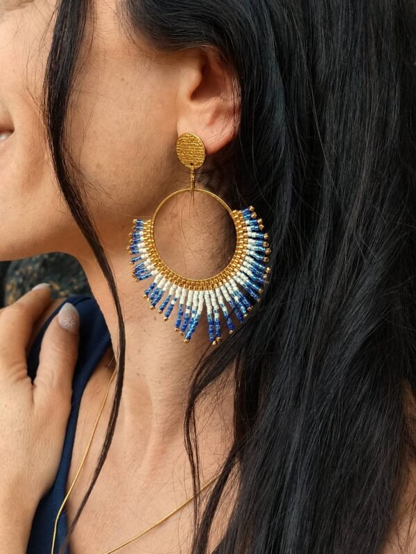 Boucles d’oreilles pendantes Mira Obscura et heure bleue Boucles d’oreilles pendantes Mira Obscura portées avec collier assorti, bijou de créateur inspiré par l’heure bleue