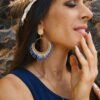 Boucles d’oreilles pendantes Mira Obscura et élégance bohème Boucles d’oreilles pendantes Mira Obscura portées en portrait rapproché, bijou bohème chic bleu marine et or