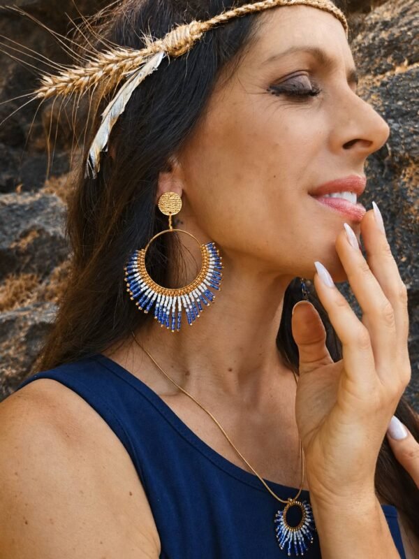 Boucles d’oreilles pendantes Mira Obscura et élégance bohème Boucles d’oreilles pendantes Mira Obscura portées en portrait rapproché, bijou bohème chic bleu marine et or