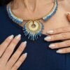 Collier majestueux Mira Obscura et bijou symbolique Collier majestueux Mira Obscura porté dans un décor minéral, bijou artisanal Valdyria en perles Miyuki bleu nuit et or ancien