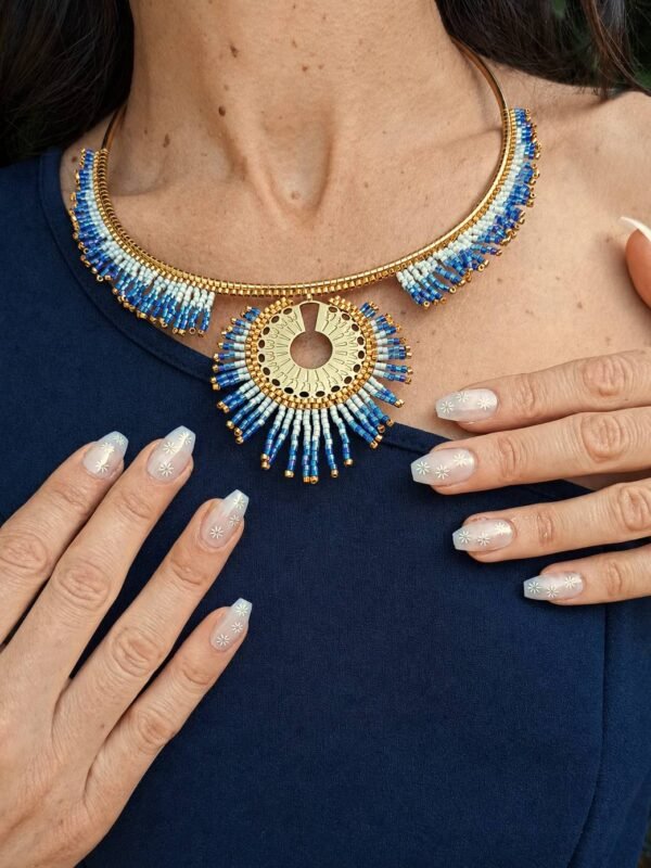 Collier majestueux Mira Obscura et bijou symbolique Collier majestueux Mira Obscura porté dans un décor minéral, bijou artisanal Valdyria en perles Miyuki bleu nuit et or ancien