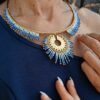 Collier majestueux Mira Obscura et heure bleue Collier majestueux Mira Obscura avec pendentif central doré, création artisanale française inspirée par l’heure bleue