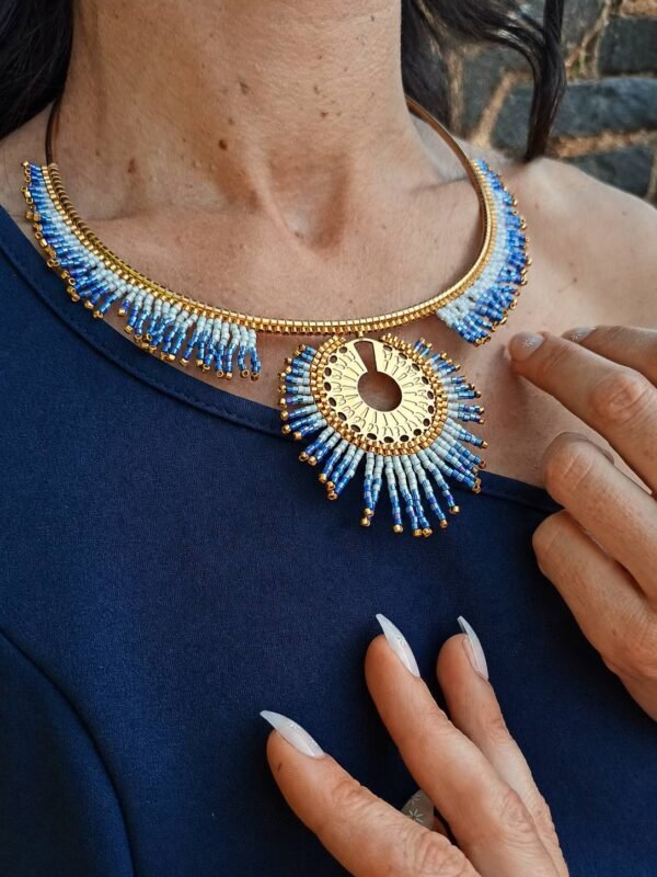 Collier majestueux Mira Obscura et heure bleue Collier majestueux Mira Obscura avec pendentif central doré, création artisanale française inspirée par l’heure bleue