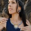 Collier majestueux Mira Obscura et perles Miyuki indigo Collier majestueux Mira Obscura en gros plan avec perles Miyuki indigo, dorées et sable, bijou de créateur Valdyria