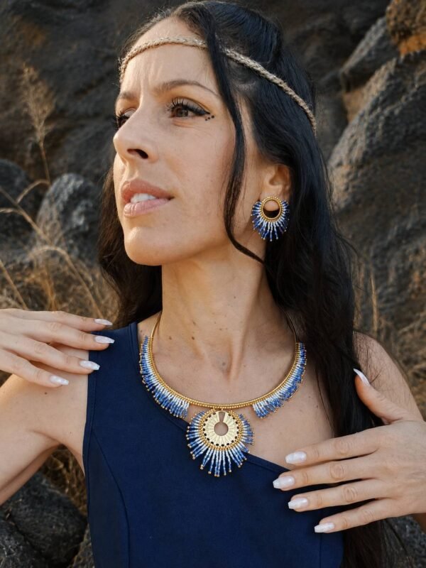 Collier majestueux Mira Obscura et perles Miyuki indigo Collier majestueux Mira Obscura en gros plan avec perles Miyuki indigo, dorées et sable, bijou de créateur Valdyria