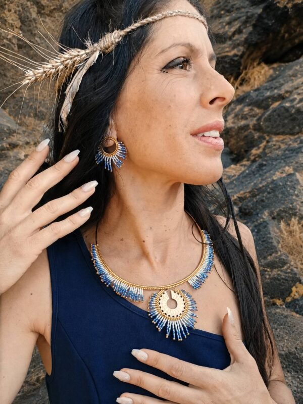 Collier majestueux Mira Obscura et talisman de Nyx Collier majestueux Mira Obscura porté près du cœur, bijou talisman inspiré par Nyx et les mystères nocturnes