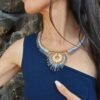 Collier majestueux Mira Obscura et ombre fertile Collier majestueux Mira Obscura avec franges bleu nuit et or crépusculaire, bijou fait main en Alsace