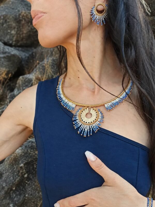 Collier majestueux Mira Obscura et ombre fertile Collier majestueux Mira Obscura avec franges bleu nuit et or crépusculaire, bijou fait main en Alsace