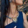 Collier majestueux Mira Obscura et parure sacrée Collier majestueux Mira Obscura porté avec boucles assorties, parure artisanale bleu nuit inspirée des symboles sacrés