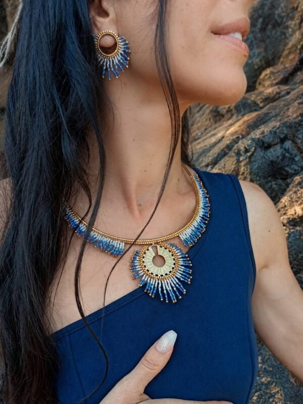 Collier majestueux Mira Obscura et parure sacrée Collier majestueux Mira Obscura porté avec boucles assorties, parure artisanale bleu nuit inspirée des symboles sacrés