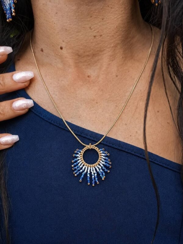 Collier à pendentif Mira Obscura et mystère crépusculaire Collier à pendentif Mira Obscura porté avec tenue bleu nuit dans un décor rocheux, bijou artisanal femme Valdyria