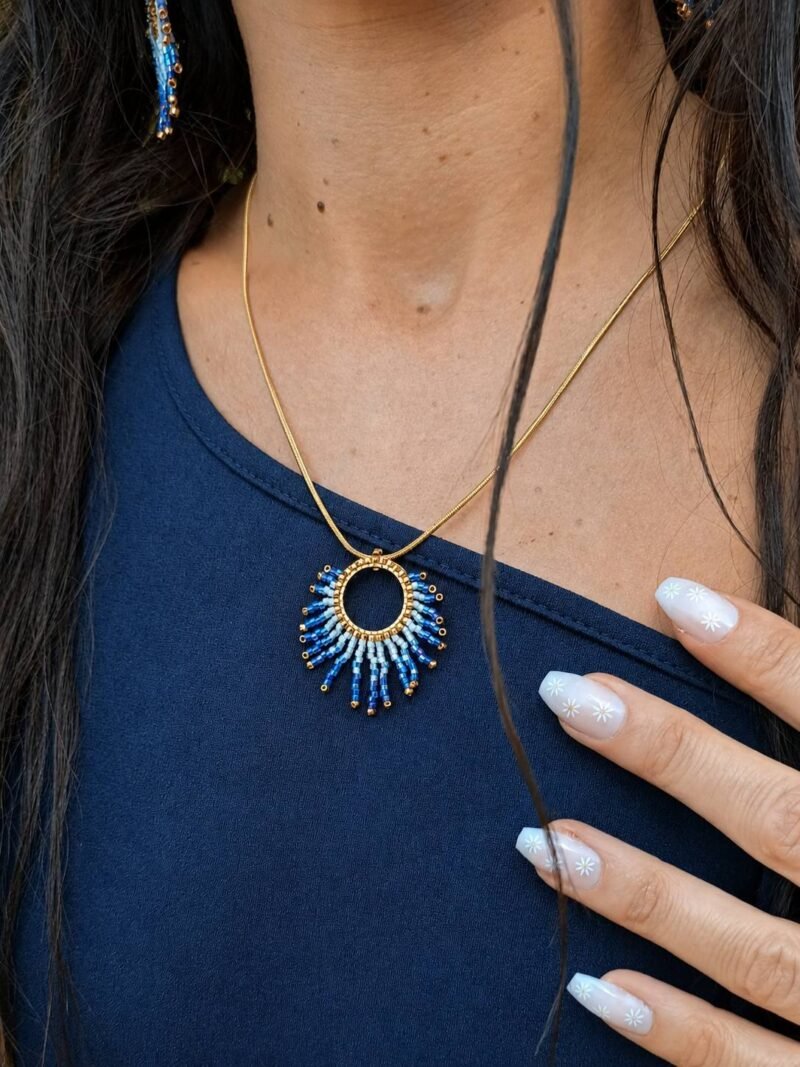 Collier à pendentif Mira Obscura porté de profil avec tenue asymétrique bleu marine, création artisanale française