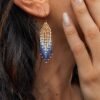 Mini boucles d’oreilles Mira Obscura en perles Miyuki bleu nuit et or portées en gros plan, bijou artisanal femme Valdyria