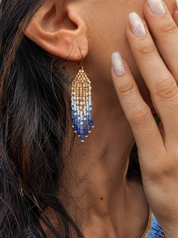 Mini boucles d’oreilles Mira Obscura en perles Miyuki bleu nuit et or portées en gros plan, bijou artisanal femme Valdyria