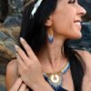 Mini boucles d’oreilles Mira Obscura portées de profil avec collier assorti, bijoux de créateur français bleu et or