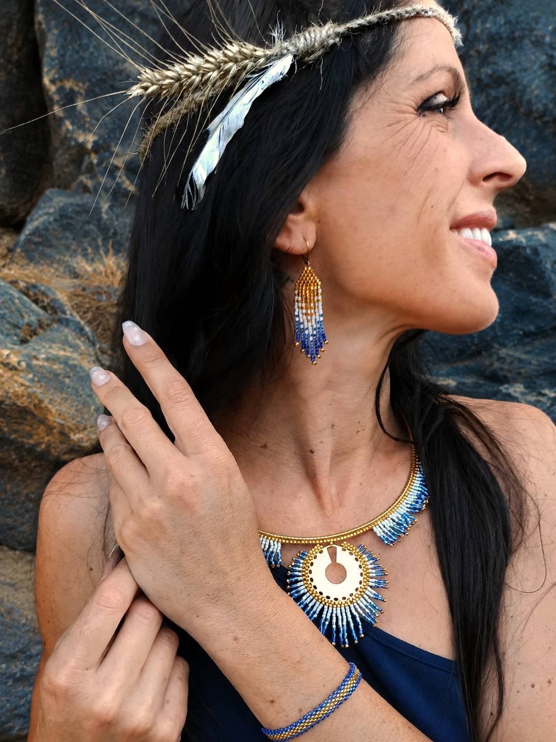 Mini boucles d’oreilles Mira Obscura portées de profil avec collier assorti, bijoux de créateur français bleu et or