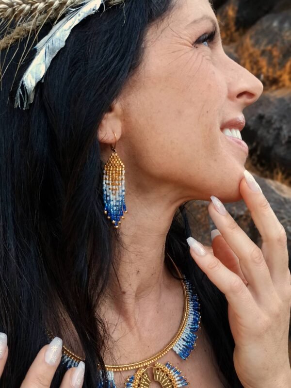Mini boucles d’oreilles Mira Obscura portées avec parure assortie dans un décor minéral, bijou femme élégant bleu nuit