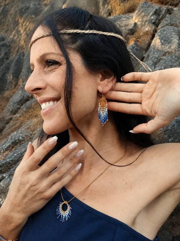 Mini boucles d’oreilles Mira Obscura portées avec robe asymétrique bleu nuit et pendentif, style bohème haut de gamme