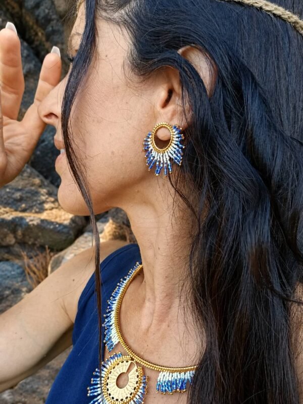 Petites boucles d’oreilles Mira Obscura portées de profil avec collier en perles et ambiance minérale sombre