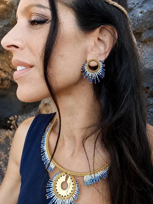 Petites boucles d’oreilles Mira Obscura portées près du visage avec parure assortie et style femme mystique