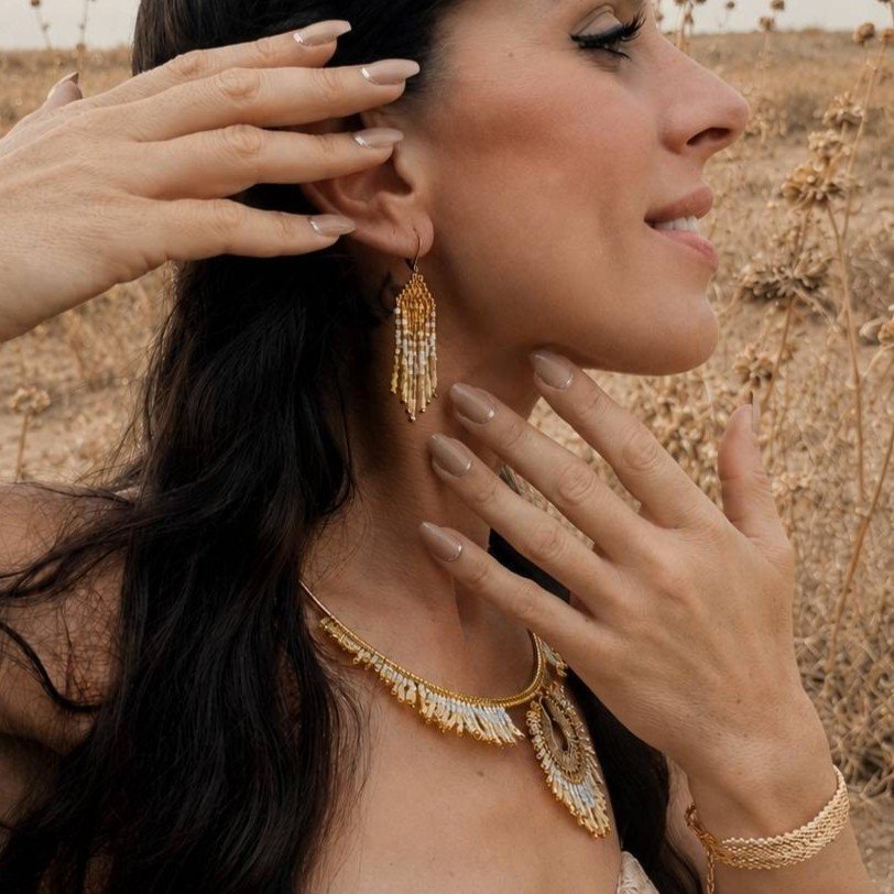 Miniature de collection Mira Helia Valdyria avec parure artisanale en perles Miyuki dorées, boucles d’oreilles, collier et bracelet aux reflets ambrés