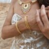 Bracelet Mira Helia en gros plan sur le poignet, création artisanale française en perles dorées inspirée par la renaissance