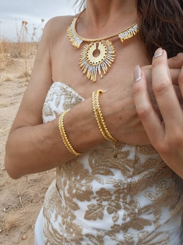 Bracelet Mira Helia en gros plan sur le poignet, création artisanale française en perles dorées inspirée par la renaissance